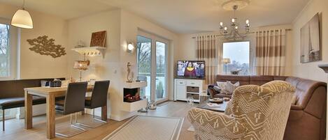 Una televisión, un reproductor de DVD, un reproductor estéreo