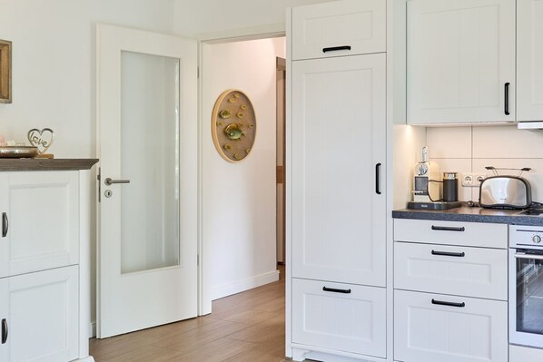 Coffee/tea maker, fridge, oven, stovetop - Dünenhaus 3 Appartement 7 - Dünenhaus (Scharbeutz)