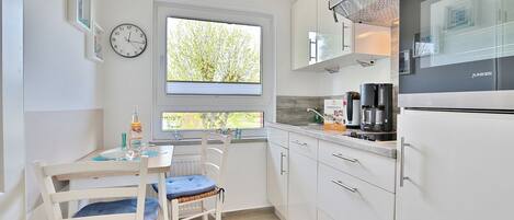 Jääkaappi, liesi, astianpesukone, kahvin-/teenkeitin