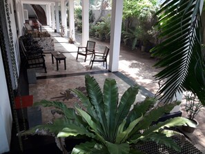 Terrace/patio - Sea Front Villa Hikkaduwa. close to beach. (Hikkaduwa)