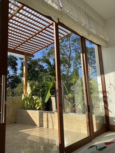 Luxurious Residence With Kitchen, Washer and Dryer with Views In the Center 