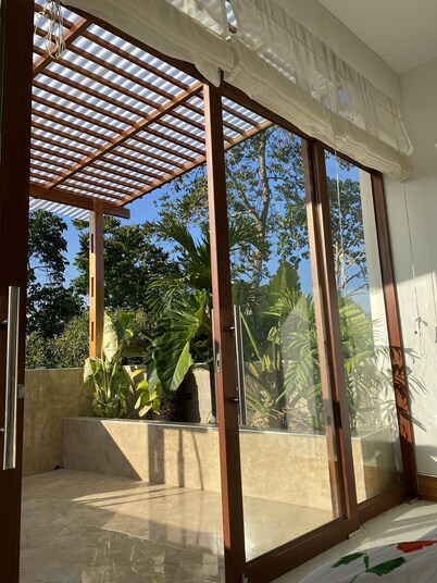 Luxurious Residence With Kitchen, Washer and Dryer with Views In the Center