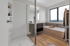 Bathtub, hair dryer - The Leading Light - One Tree Point Holiday Home (One Tree Point)
