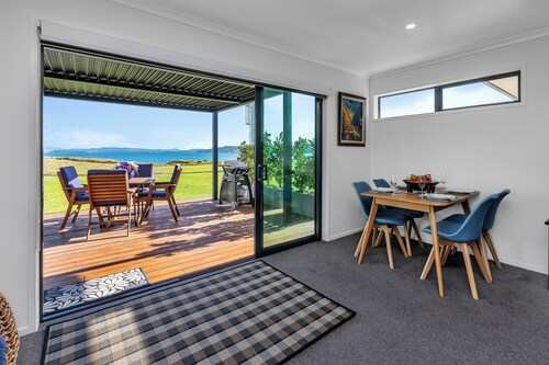 The Leading Light - One Tree Point Holiday Home