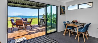 The Leading Light - One Tree Point Holiday Home