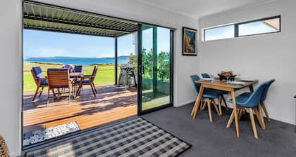 The Leading Light - One Tree Point Holiday Home