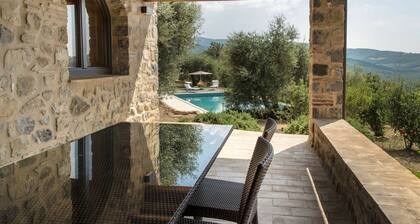 Villa Chiugi - Vacation Villa with private pool in the heart of Tuscany