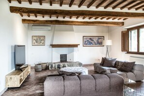 Una televisión, una chimenea