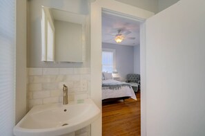 2 bedrooms, desk, free WiFi, bed sheets