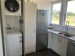 Fridge, microwave, oven, stovetop - Cottage on Tuki Tuki Road (Haumoana)