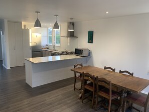 Fridge, microwave, oven, stovetop - Cottage on Tuki Tuki Road (Haumoana)