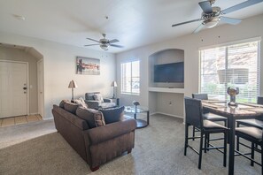 32-inch Smart TV with digital channels, TV, Netflix - Amazing private 2 bd 2bth w amenities (Mesa)