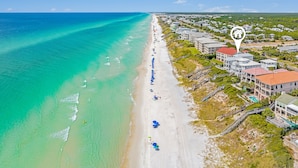 Un hôtel situé sur la côte, avec vue sur la plage, de nombreuses chambres et une piscine.