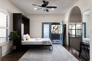 5 habitaciones, ropa de cama hipoalergénica y escritorio 