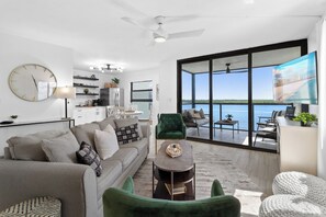 Een smart-tv, boeken, een muziekbibliotheek en een computerscherm