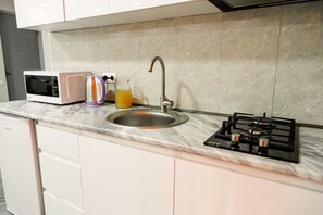 Kühlschrank, Mikrowelle, Wasserkocher, Kochgeschirr/Geschirr/Besteck