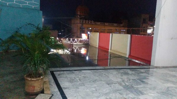 Free self-parking - Aziz Hotel (Swat)