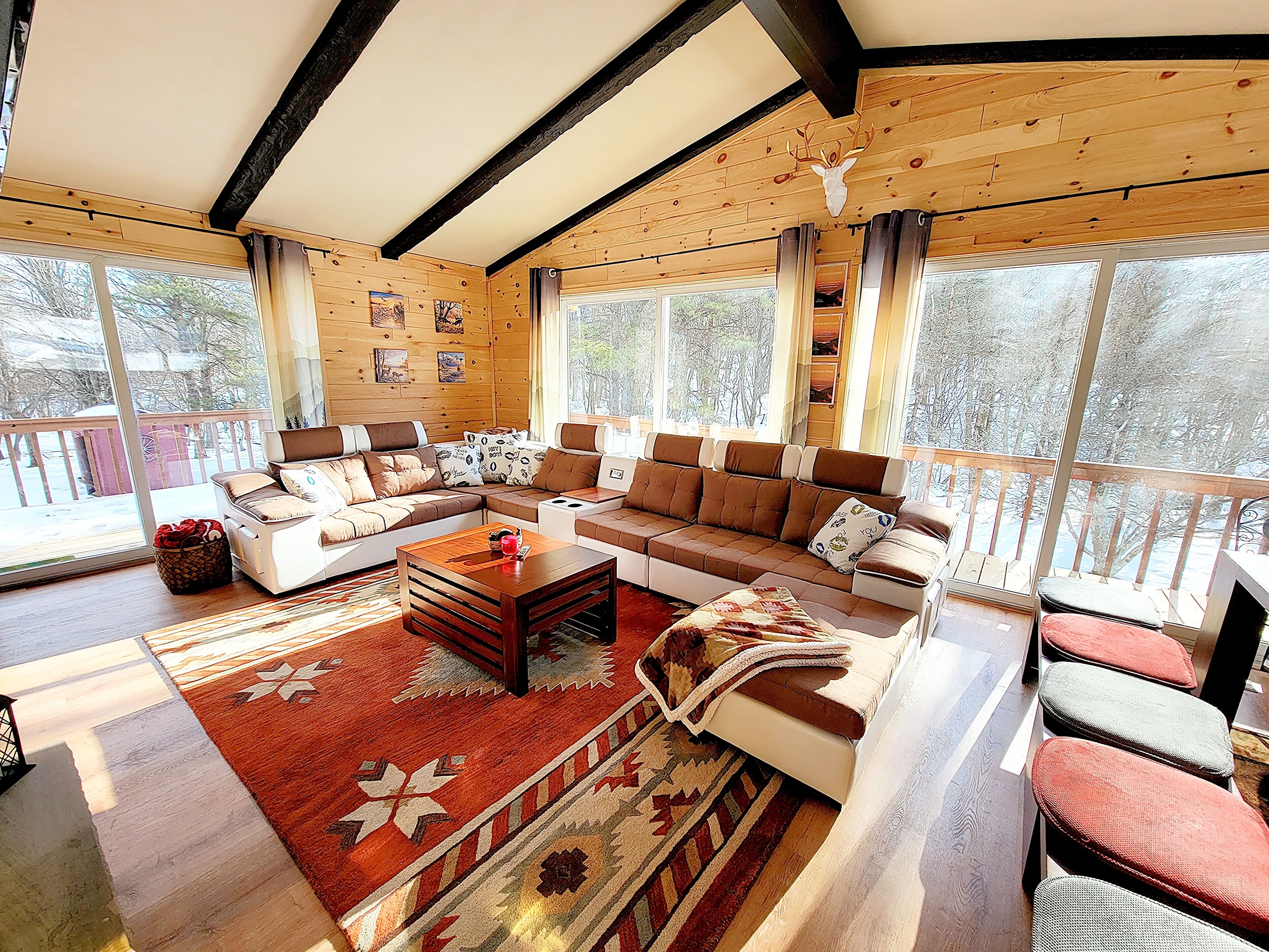 Lux cozy Log Mountain Cabin/ lake views and igloo lounge outdoors