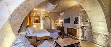 Deluxe Suite - Jakuzili | Sábanas de algodón egipcio y ropa de cama de alta calidad