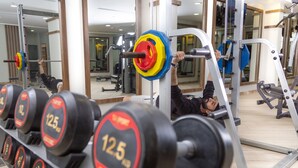 A gym with weightlifting equipment, including dumbbells and barbells. - Terrace View 1 serviced apartments - اطلالة الشرفة 1 للشقق المخدومة (Al Khobar)