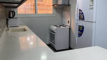 Two Bedroom Apartment | 私人廚房 | 大型冰箱、微波爐、烤箱、爐台