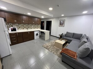 Three Bedroom Apartment | Área de estar | TV LED 55 polegadas com canais via satélite, TV, lareira