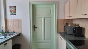 Kühlschrank, Mikrowelle, Ofen, Geschirrspüler