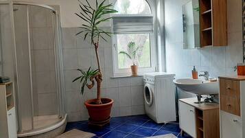 Dusche, Haartrockner, Handtücher, Seife