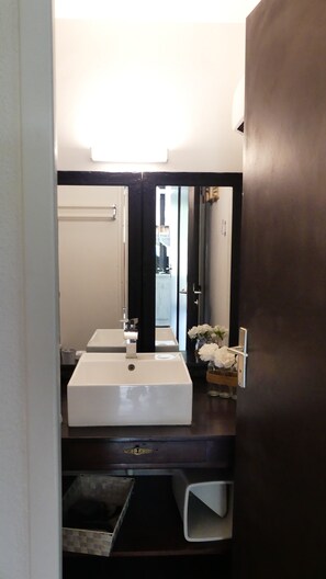 Baignoire, sèche-cheveux