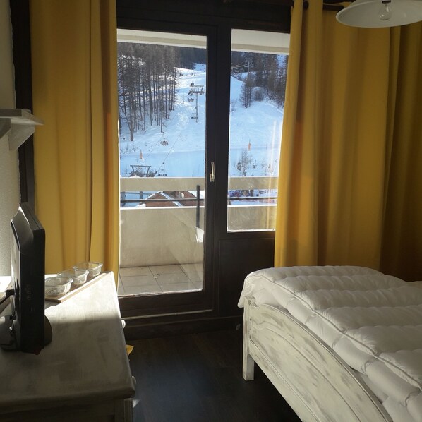 2 bedrooms, iron/ironing board