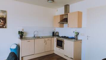 Een koelkast, een magnetron, een vaatwasser, een kinderstoel