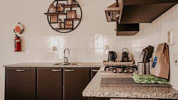 KĂŒhlschrank, Mikrowelle, GeschirrspĂŒler, Hochstuhl