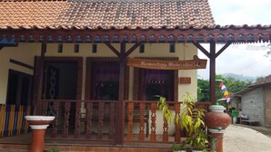 A traditional building with a tiled roof, a wooden balcony, and a sign reading "Homestay Muludina 2". - Home Stay Muhrodin (Borobudur)
