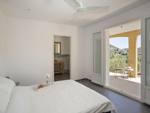 3 bedrooms, iron/ironing board, WiFi
