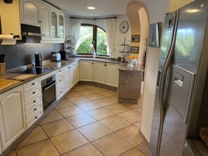 Køleskab, mikrobølgeovn, ovn, kogeplade