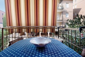 Outdoor dining - Apartment 'Amedeo' with Lake Views, Balcony & Air Conditioning (Bardolino)