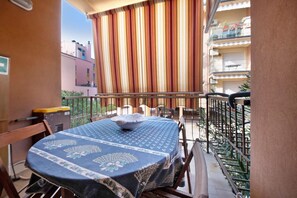 Outdoor dining - Apartment 'Amedeo' with Lake Views, Balcony & Air Conditioning (Bardolino)