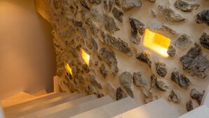 Eine Treppe mit Steinwänden und beleuchteten Tafeln.