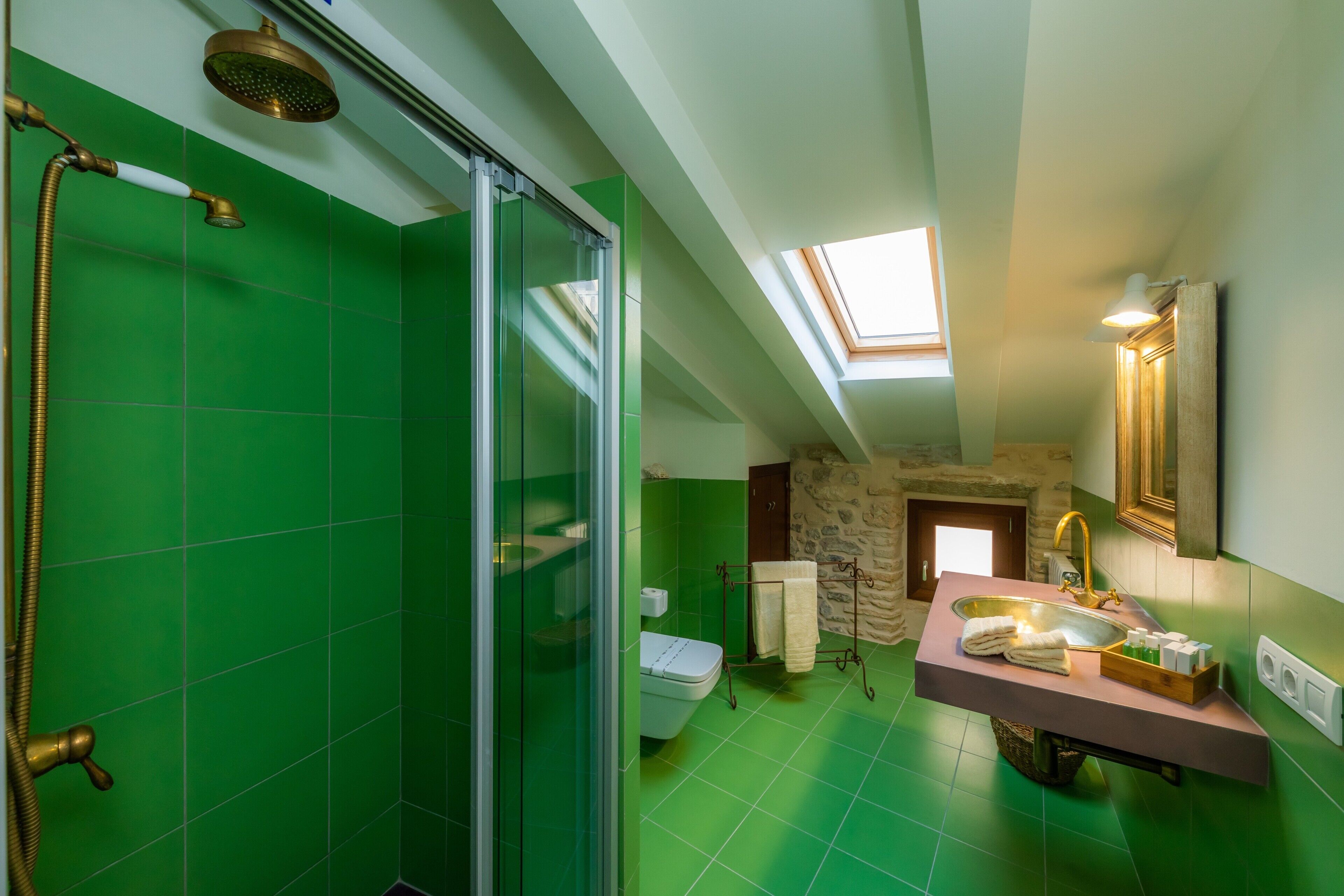 Bathtub, free toiletries, hair dryer, towels