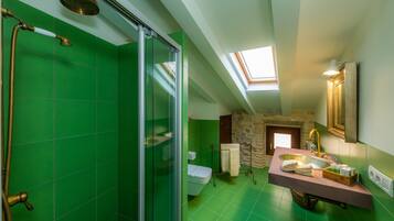 Bathtub, free toiletries, hair dryer, towels