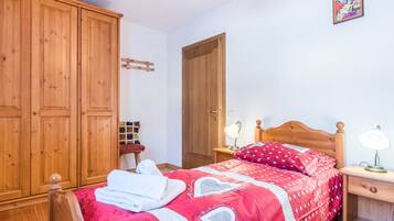 2 bedrooms, iron/ironing board, WiFi, bed sheets