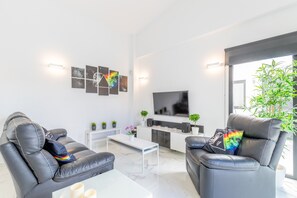 Een televisie en een stereo