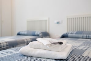 1 slaapkamer, een strijkplank/strijkijzer, gratis wifi, beddengoed