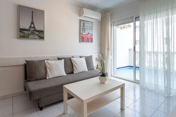 TV - Holiday Apartment near the Beach with Pool, Wi-Fi, Garden & Terrace (Blanes)