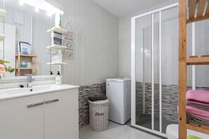 Shower, hair dryer, towels - Holiday Apartment near the Beach with Pool, Wi-Fi, Garden & Terrace (Blanes)