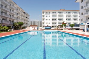 Pool - Holiday Apartment near the Beach with Pool, Wi-Fi, Garden & Terrace (Blanes)