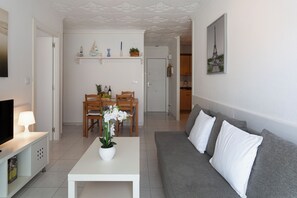 TV - Holiday Apartment near the Beach with Pool, Wi-Fi, Garden & Terrace (Blanes)