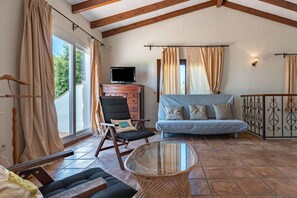 Televisión y chimenea 