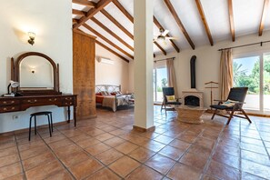 5 bedrooms, free WiFi, bed sheets