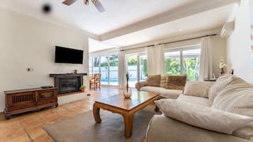 Televisie en een open haard